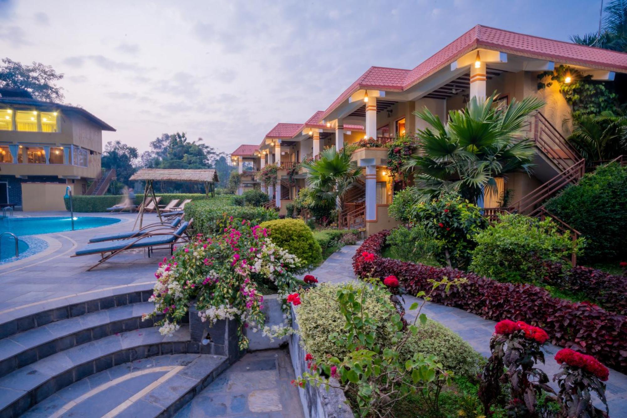 Hotel Jungle Crown Sauraha Buitenkant foto