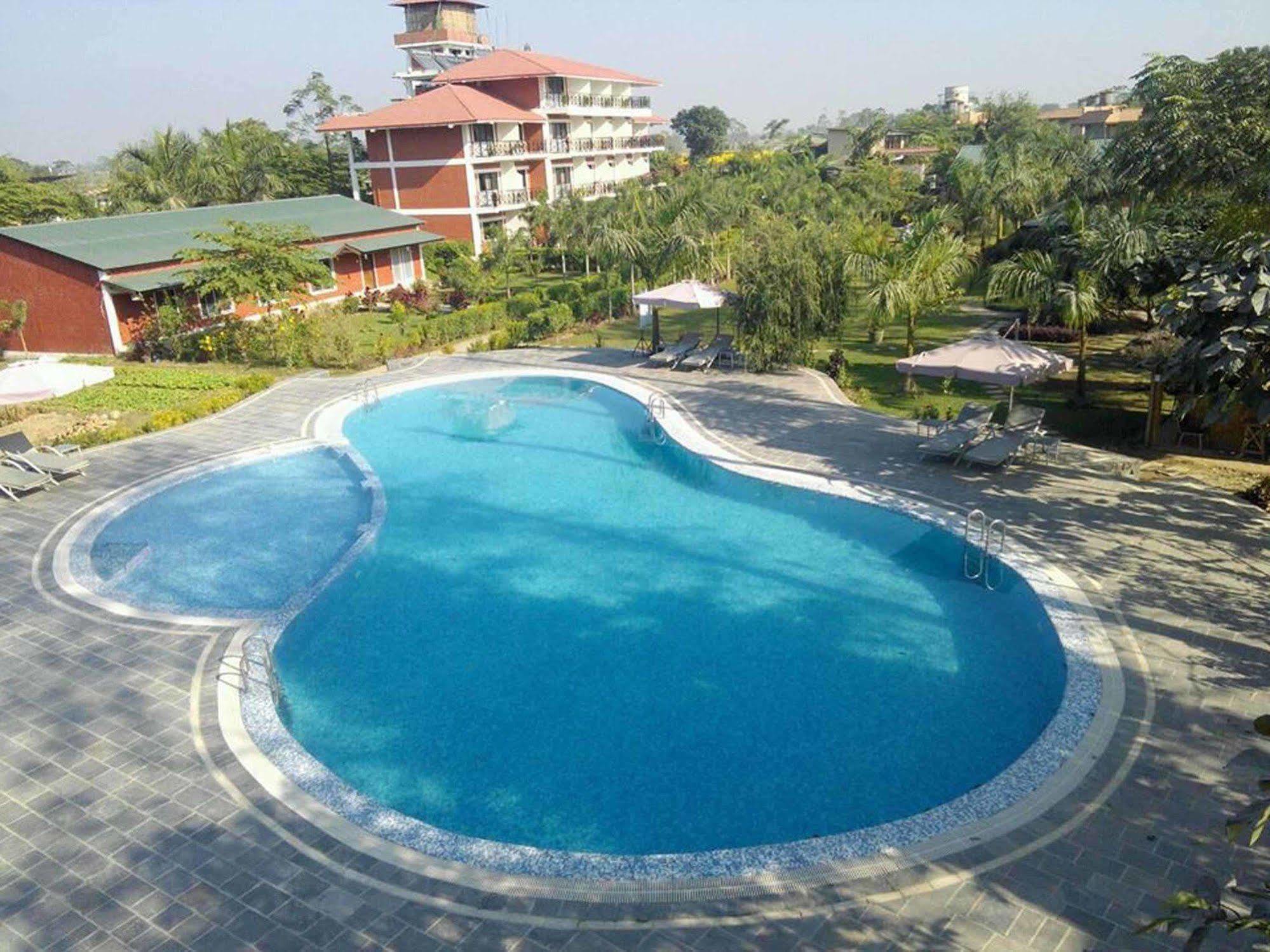 Hotel Jungle Crown Sauraha Buitenkant foto